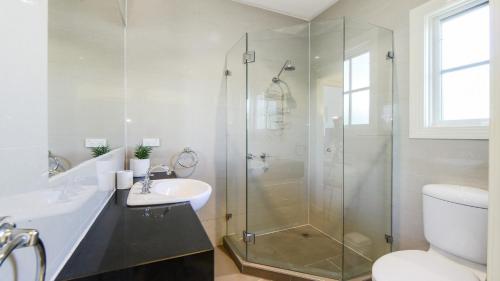 Un baño con ducha, lavabo e inodoro. en Boutique Stays - Brighton Abode, en Melbourne