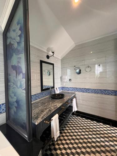 a bathroom with a sink and a shower at Vườn Vua Resort & Villas in Ðồng Phú