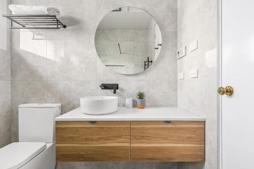 a bathroom with a sink and a mirror at Boutique Stays - Buckingham in Melbourne
