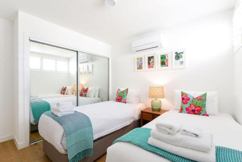 um quarto com 2 camas e um espelho em Boutique Stays - Hampton Lookout em Melbourne