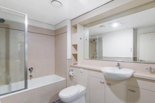 墨爾本的住宿－Boutique Stays - River Boulevard，浴室配有卫生间、盥洗盆和淋浴。