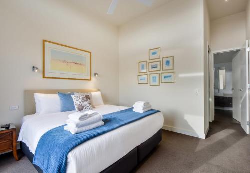 1 dormitorio con 1 cama con toallas en Boutique Stays - Maple on Kent, en Melbourne