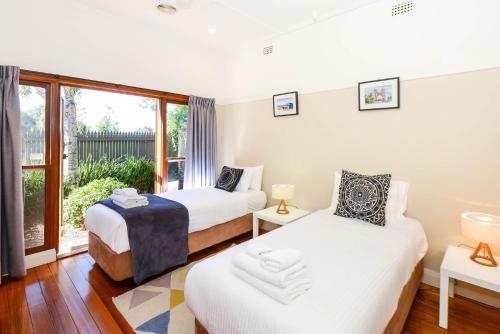 1 dormitorio con 2 camas y ventana en Boutique Stays - Clifton Park, en Melbourne