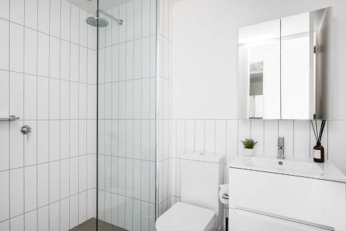 une salle de bain avec une douche, des toilettes et un lavabo dans l'établissement Boutique Stays - Axel Apartments 201 The Clarke, à Melbourne