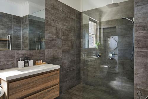 een badkamer met een douche en een wastafel bij Boutique Stays - Mordi Sands in Mordialloc