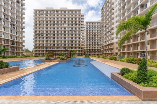 una gran piscina en medio de dos edificios en ADS Flat in Lapu-Lapu City, Cebu en Lapu Lapu City