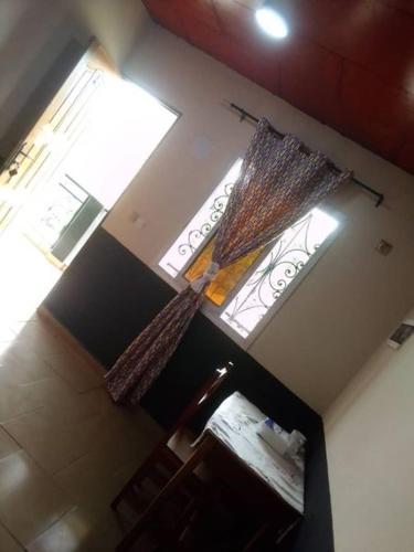 ein Zimmer mit einem Fenster und einem Waschbecken in der Unterkunft Sunrise Center Ngousso Yaounde in Jaunde