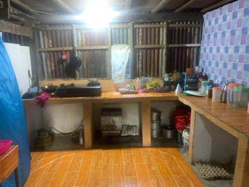 eine Küche mit einer hölzernen Arbeitsplatte in einem Zimmer in der Unterkunft Homestay Kurnia 