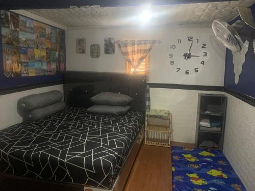 Ένα ή περισσότερα κρεβάτια σε δωμάτιο στο Homestay Kurnia