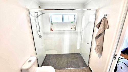 bagno con doccia e servizi igienici. di RR Guest Rooms a Wonthaggi