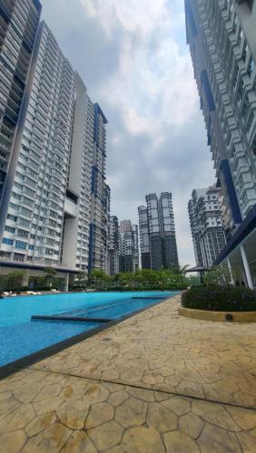 une piscine dans une ville avec de grands bâtiments dans l'établissement Work From Anywhere 9 To 5, à Kajang
