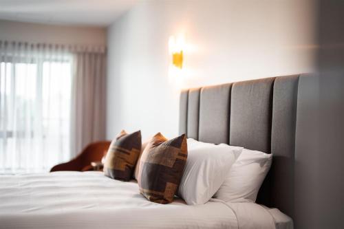 Postel nebo postele na pokoji v ubytování St Hugh Hotel Wagga Wagga