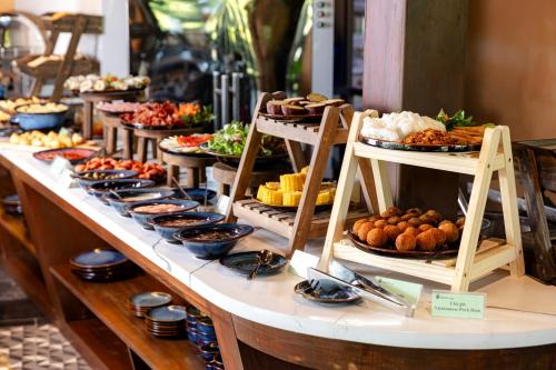 ein Buffet mit vielen verschiedenen Speisen in der Unterkunft Tam Coc Retreat Ninh Binh in Ninh Bình