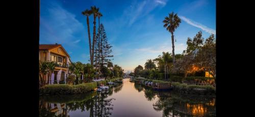Chic Venice Beach Bungalow Steps from the Canals & Beach photo 47