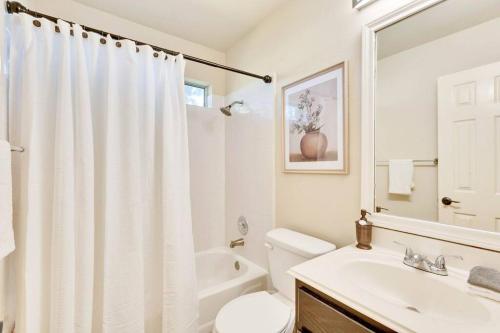 Charming and Comfort 3BR/2BA Retreat in Kyleにあるバスルーム