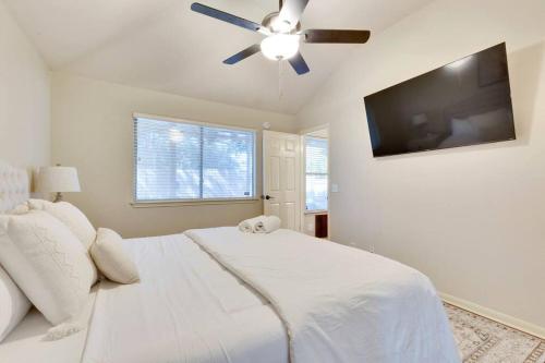 Charming and Comfort 3BR/2BA Retreat in Kyleにあるベッド