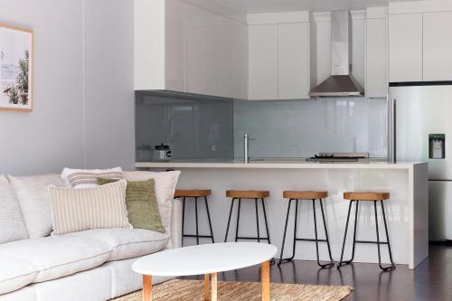 sala de estar con sofá y cocina en Boutique Stays - Two Plus Two en Melbourne