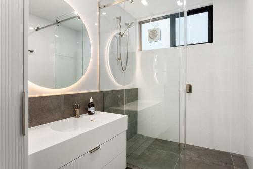 een badkamer met een witte wastafel en een douche bij Boutique Stays - Elmtree in Melbourne