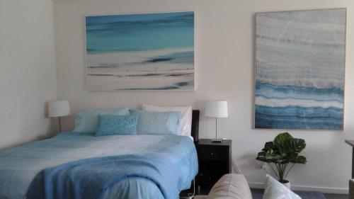 - une chambre avec un lit et une peinture murale dans l'établissement 340 The Waves, The Esplanade, Cowes, à Cowes