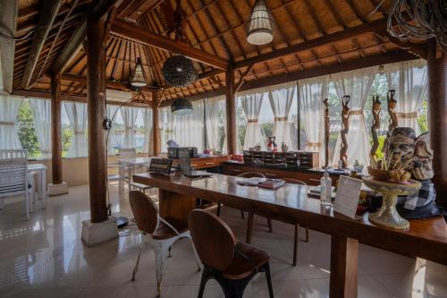 Un restaurante o sitio para comer en Nirmala Guest House Surf Keramas