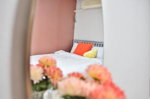 a reflection of a bed in a mirror at Yangyang Pulbit Pension in Yangyang