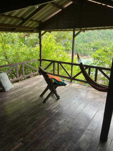 una hamaca en una terraza con vistas a un bosque en Silver cliff, en Than Sadet Beach