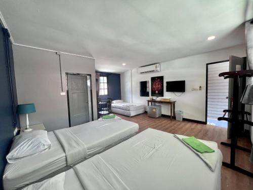 1 dormitorio con 2 camas y sala de estar en Phi Phi Inn en Islas Phi Phi