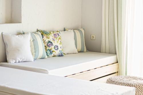 Postel nebo postele na pokoji v ubytování Artemis Seafront Apartments