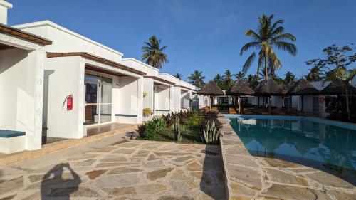 uma vista para o exterior de uma villa com piscina em Mafia Dream Hotel em Kilindoni