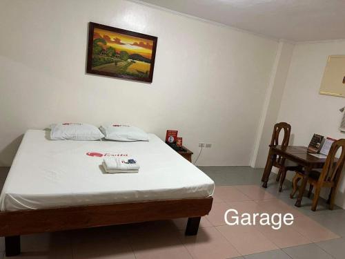 a bedroom with a bed and a table at OYO 1026 Evita Hotel Bacoor in Cavite