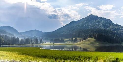 a view of a lake with mountains in the background at Hotel Alter Wirt in Weyarn