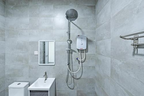 Capital O 90882 Padi Hotel في ألور سيتار: دش في حمام مع مرحاض ومغسلة