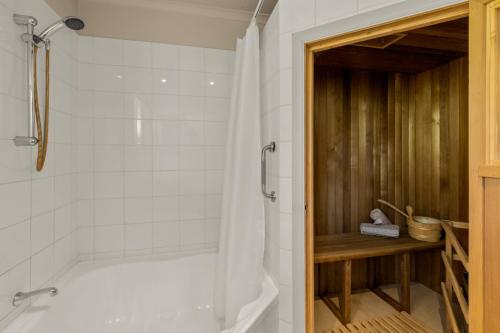 Bilik mandi di Quail's Nest, Queenstown - Luxury Home & Garden