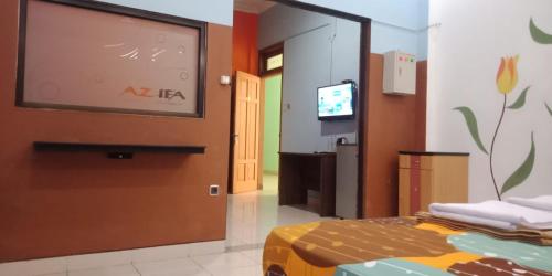 Una televisión o centro de entretenimiento en Azifa inn solo near RS JIH Solo