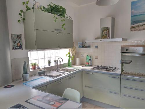 Appartamento Fronte Mare - parcheggio privatoにあるキッチンまたは簡易キッチン
