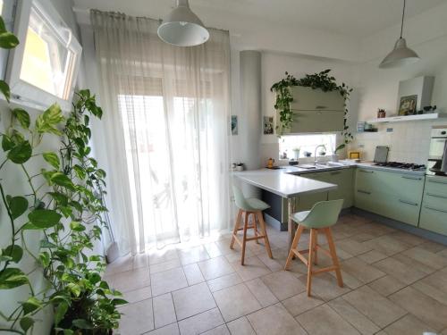 A kitchen or kitchenette at Appartamento Fronte Mare - parcheggio privato