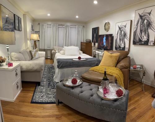 uma sala de estar com duas camas e um sofá em Welcoming Private Suite with French Touches em Union