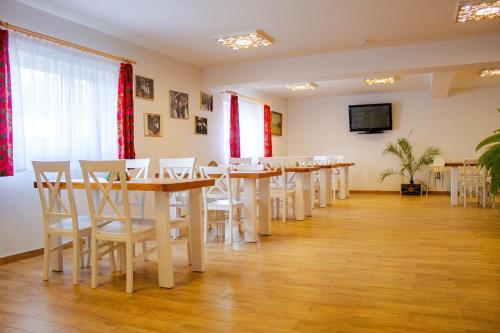 Restoran või mõni muu söögikoht majutusasutuses Ranczo Zwierzyniec Noclegi