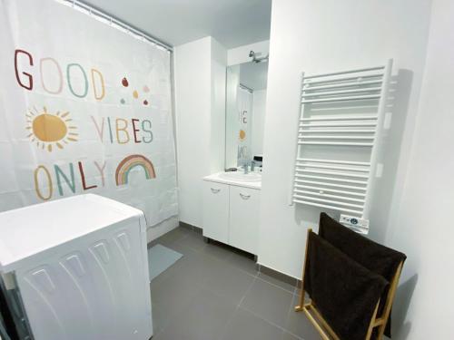La salle de bains blanche est pourvue d'un lavabo et d'un miroir. dans l'établissement NEW JOLIETTE Comfortable Apartment well located with private parking, à Marseille