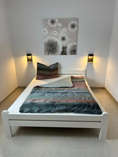 Bett in einem Schlafzimmer mit Wandgemälde in der Unterkunft Villa GECKO in Medulin