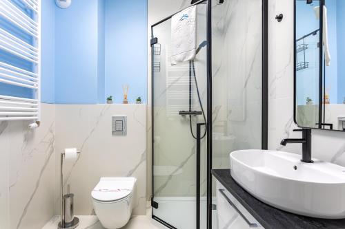 a bathroom with a sink and a toilet and a shower at Stone Hill C38 Apart Invest- z dostępem do basenu, sauny in Szklarska Poręba