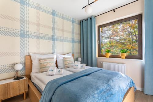 1 dormitorio con cama y ventana en Stone Hill C38 Apart Invest- z dostępem do basenu, sauny, en Szklarska Poręba
