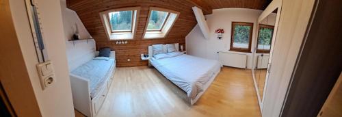 1 Schlafzimmer mit 2 Betten in einem Zimmer mit Fenstern in der Unterkunft Appartement Fromme Helene in Millstatt