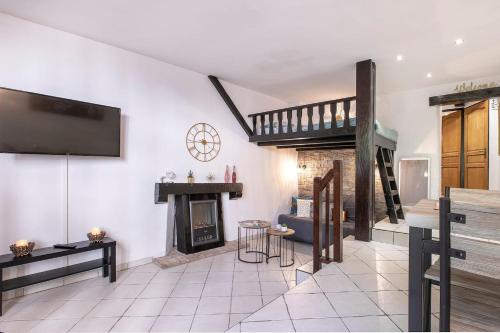 un salon avec un escalier et une cheminée dans l'établissement Suite & Castle - Au Pied du Château d'Annecy, à Annecy