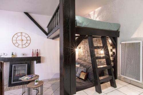 Cette chambre comprend un lit en mezzanine et une cheminée. dans l'établissement Suite & Castle - Au Pied du Château d'Annecy, à Annecy