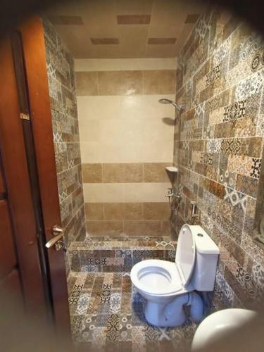W pokoju znajduje się łazienka z białą toaletą. w obiekcie جناح فندقي أمام جامعة المنصورة w mieście Al-Mansura