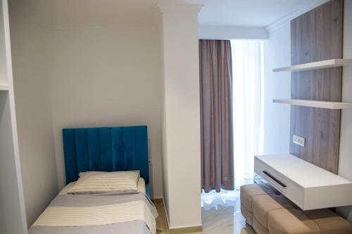 Kleines Zimmer mit einem Bett und einem TV. in der Unterkunft shomez apartaments in Tirana