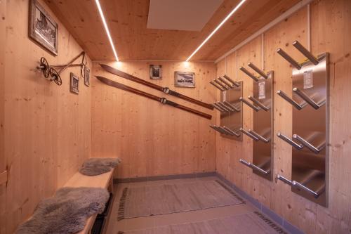 ペットイ・アム・アールベルクにあるHaus St. Bernardの木製の壁の客室で、ベンチが備わります。