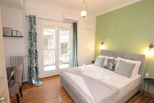 ein Schlafzimmer mit einem großen Bett und einem Fenster in der Unterkunft Minimal apartment in koukaki in Athen