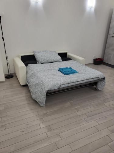 1 dormitorio con 1 cama y suelo de madera en Home in City/Airport, en Bolonia
